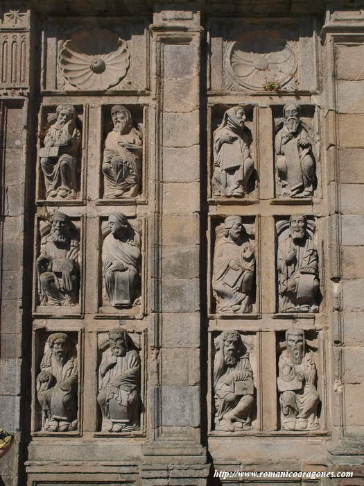 ESCULTURAS AL LADO DERECHO DE LA PUERTA SANTA